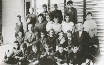 876413 Groepsportret (klassenfoto) van leerlingen uit de hoogste klassen van de Nederlands Hervormde Gemeenteschool nr. ...